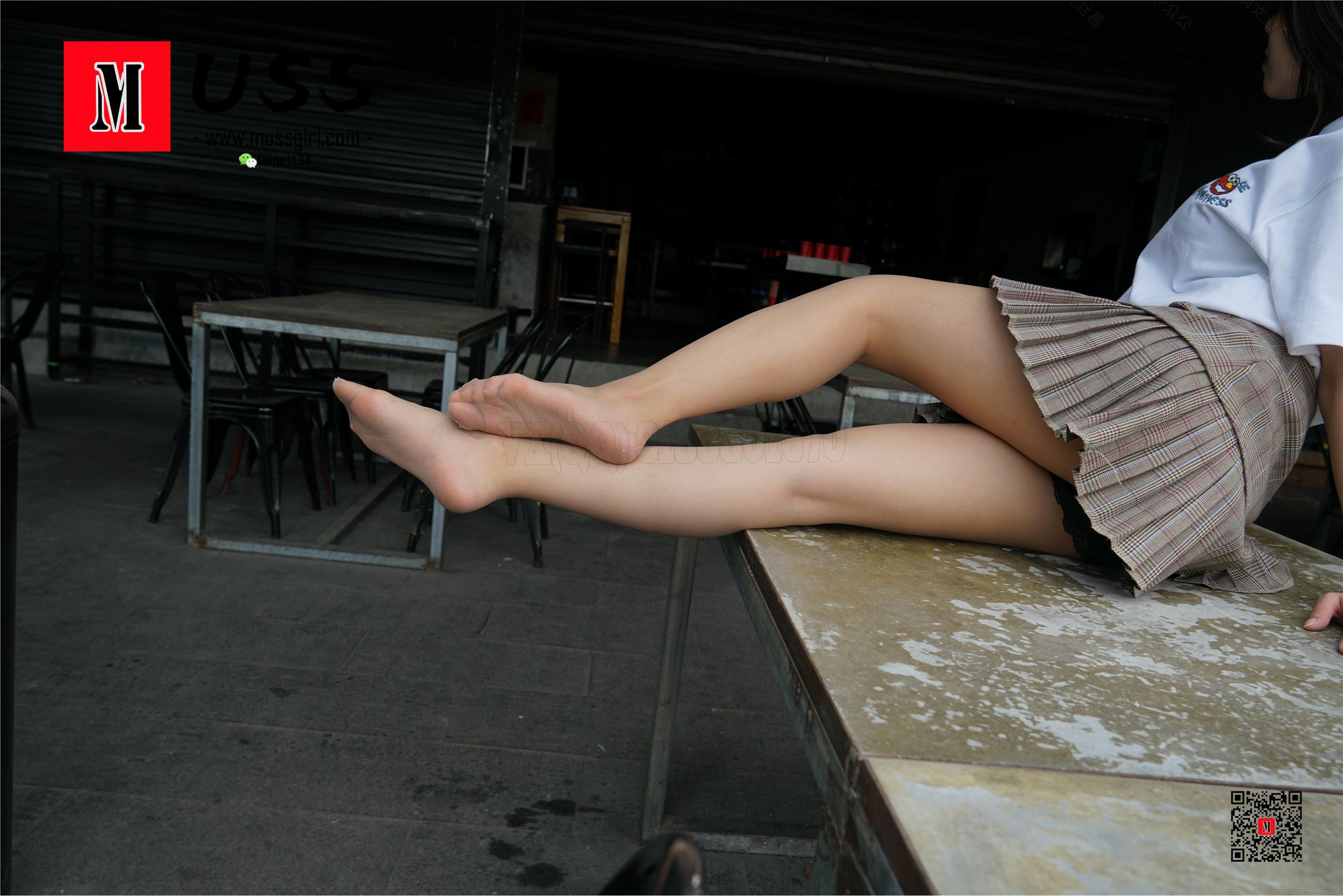 MussGirl慕丝女郎  NO.008 拍过模特的美足，那化妆师璐璐的呢？